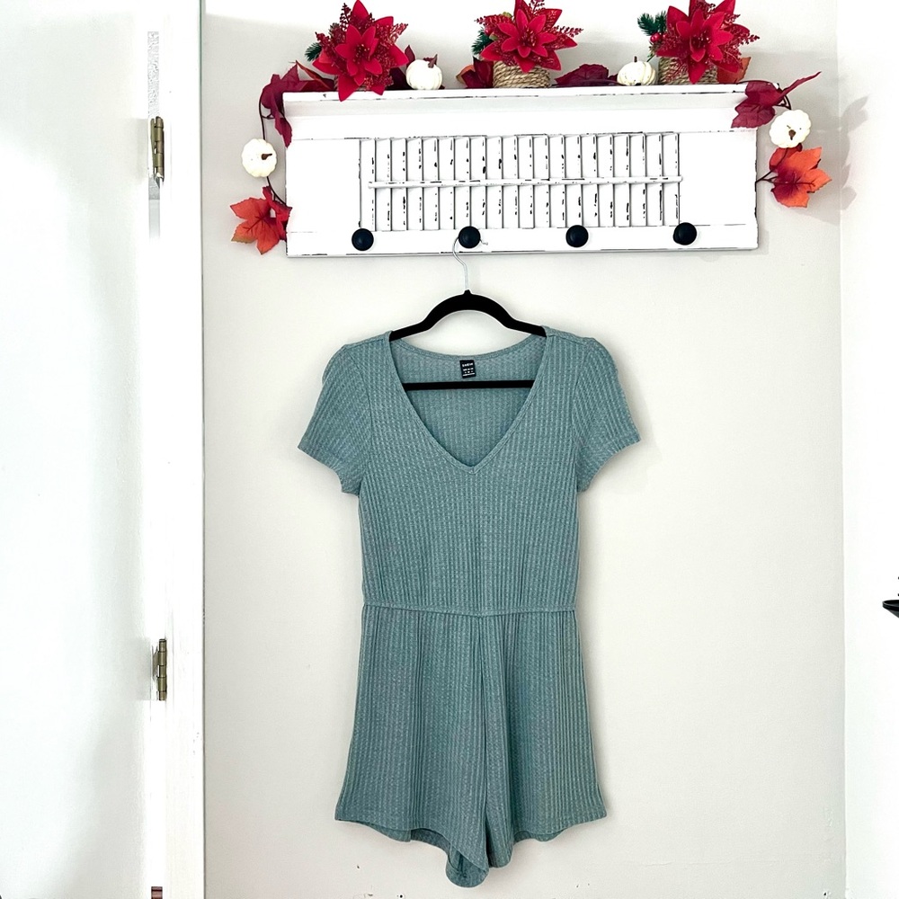 🪄 NEW✨ Mint Romper 🤍